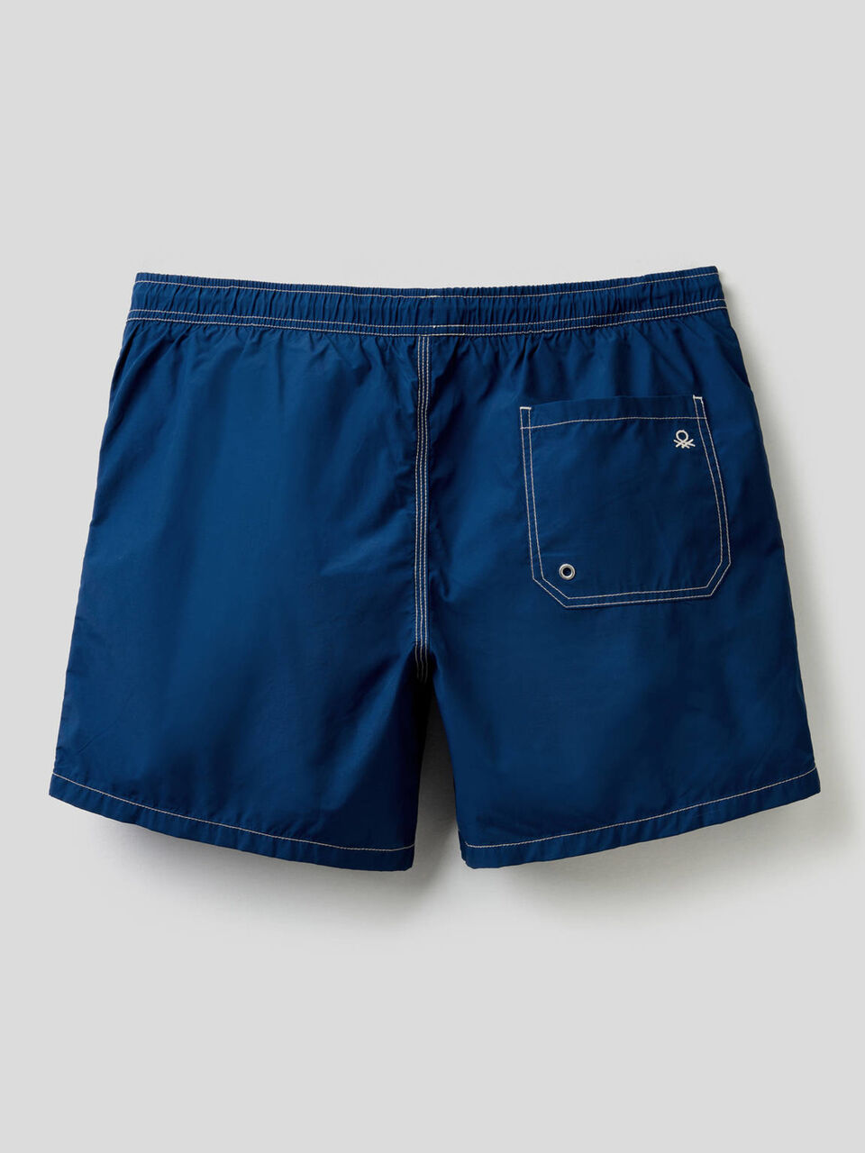 Badeshorts mit Details in einer Kontrastfarbe image number 2