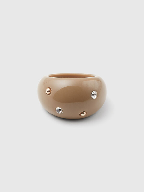 Kamelfarbener Ring mit Strasssteinen und Nieten Damen