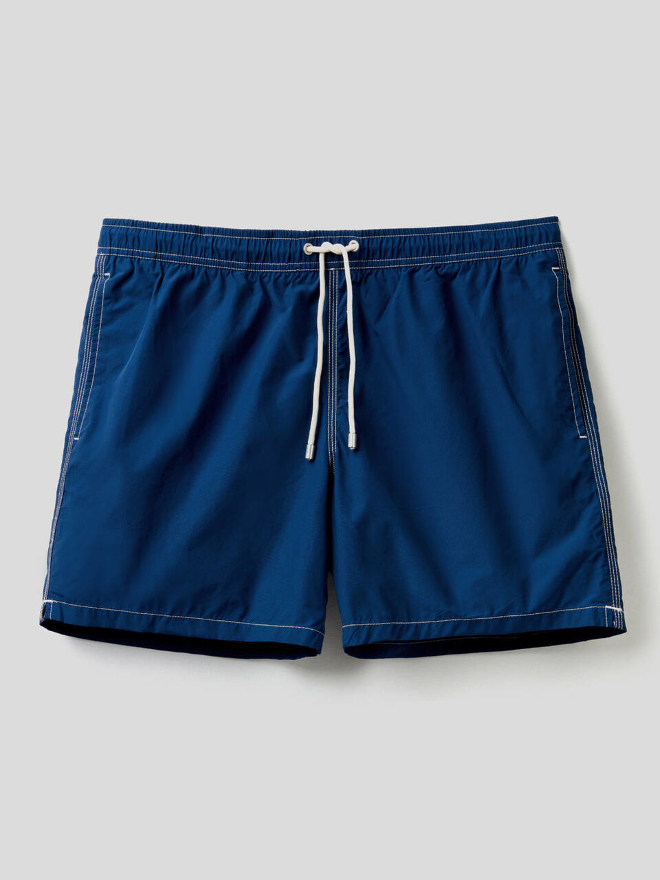 Badeshorts mit Details in einer Kontrastfarbe image number 1