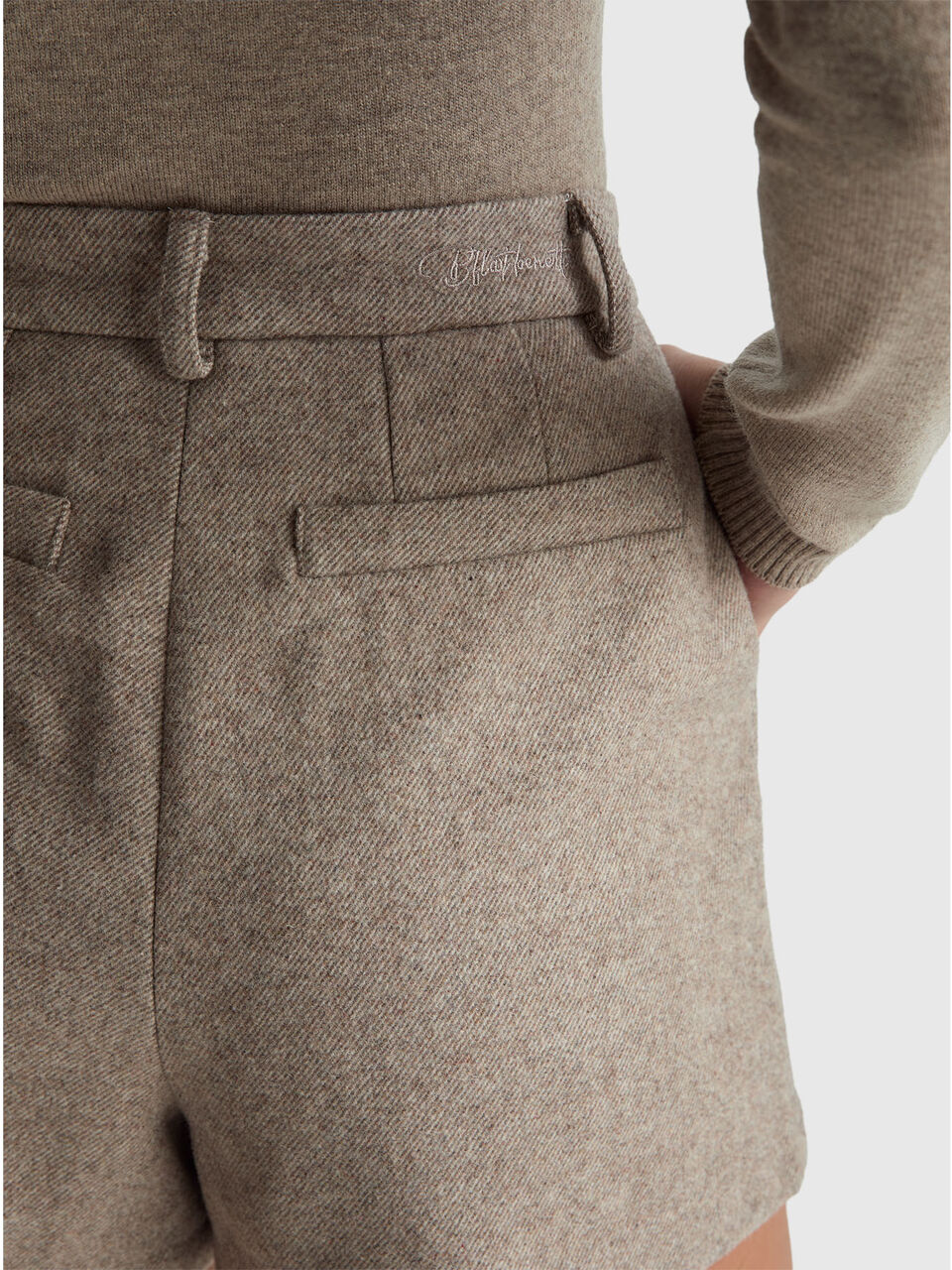 SHORTS Women image number null