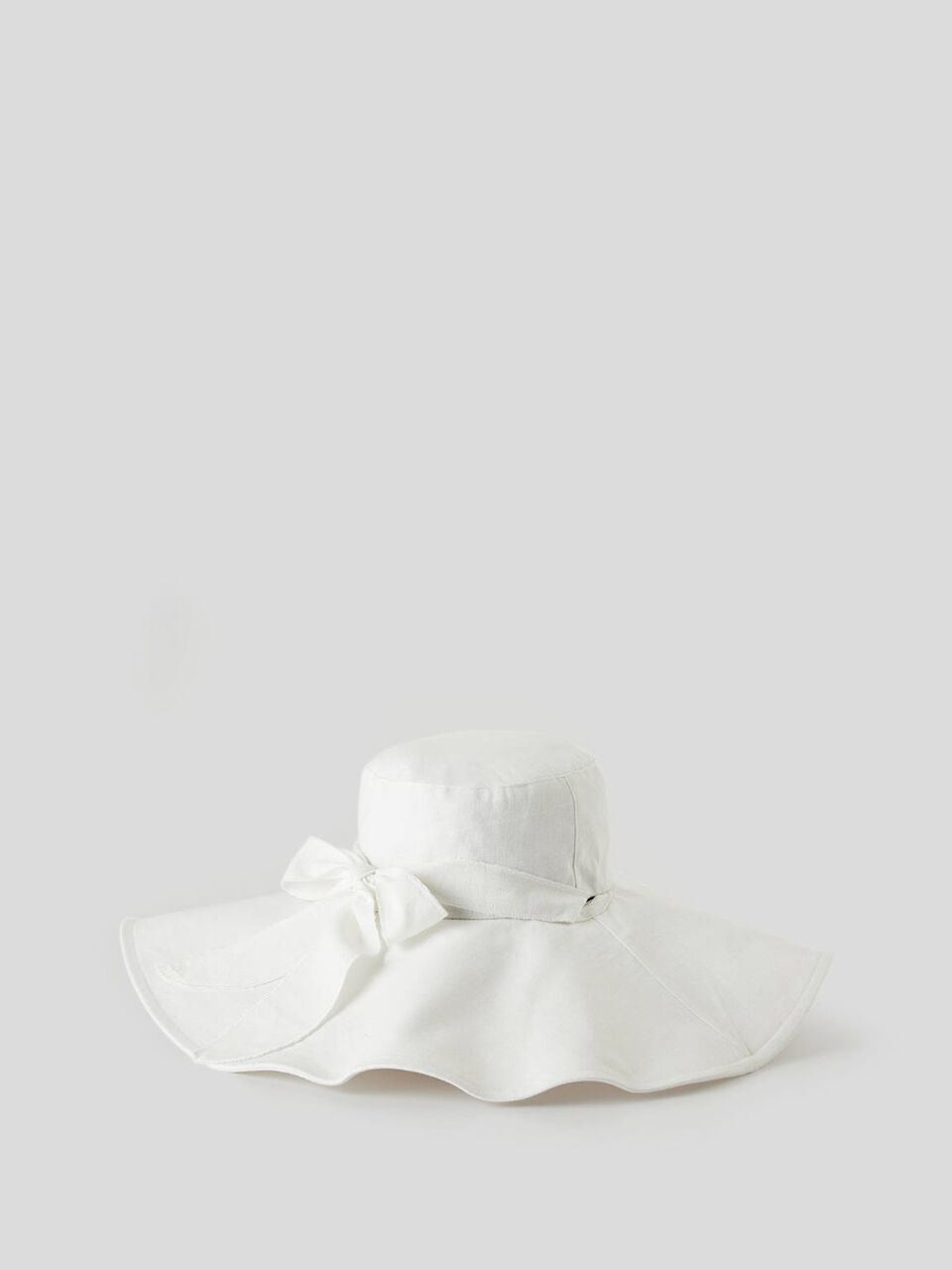 Hat with wide brim image number 2
