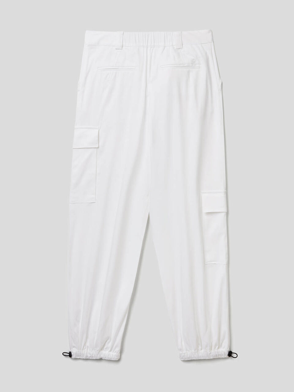 Cargohose mit asymmetrischen Taschen image number 2