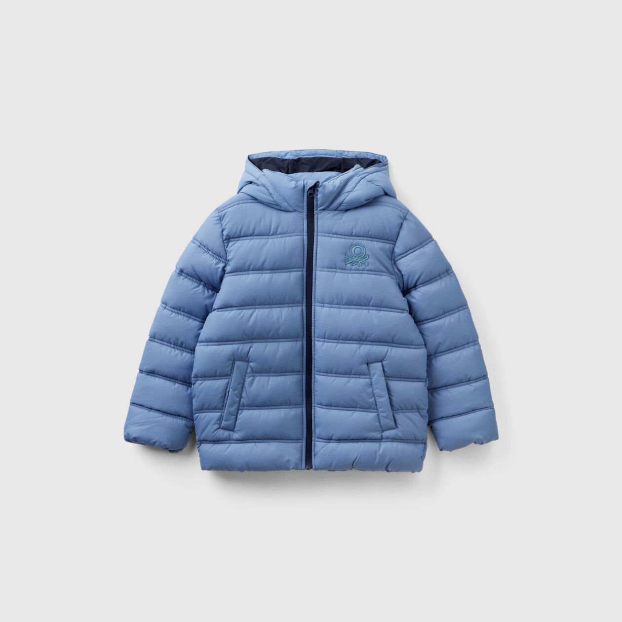 Giubbotto imbottito con cappuccio e logo Azzurro Benetton