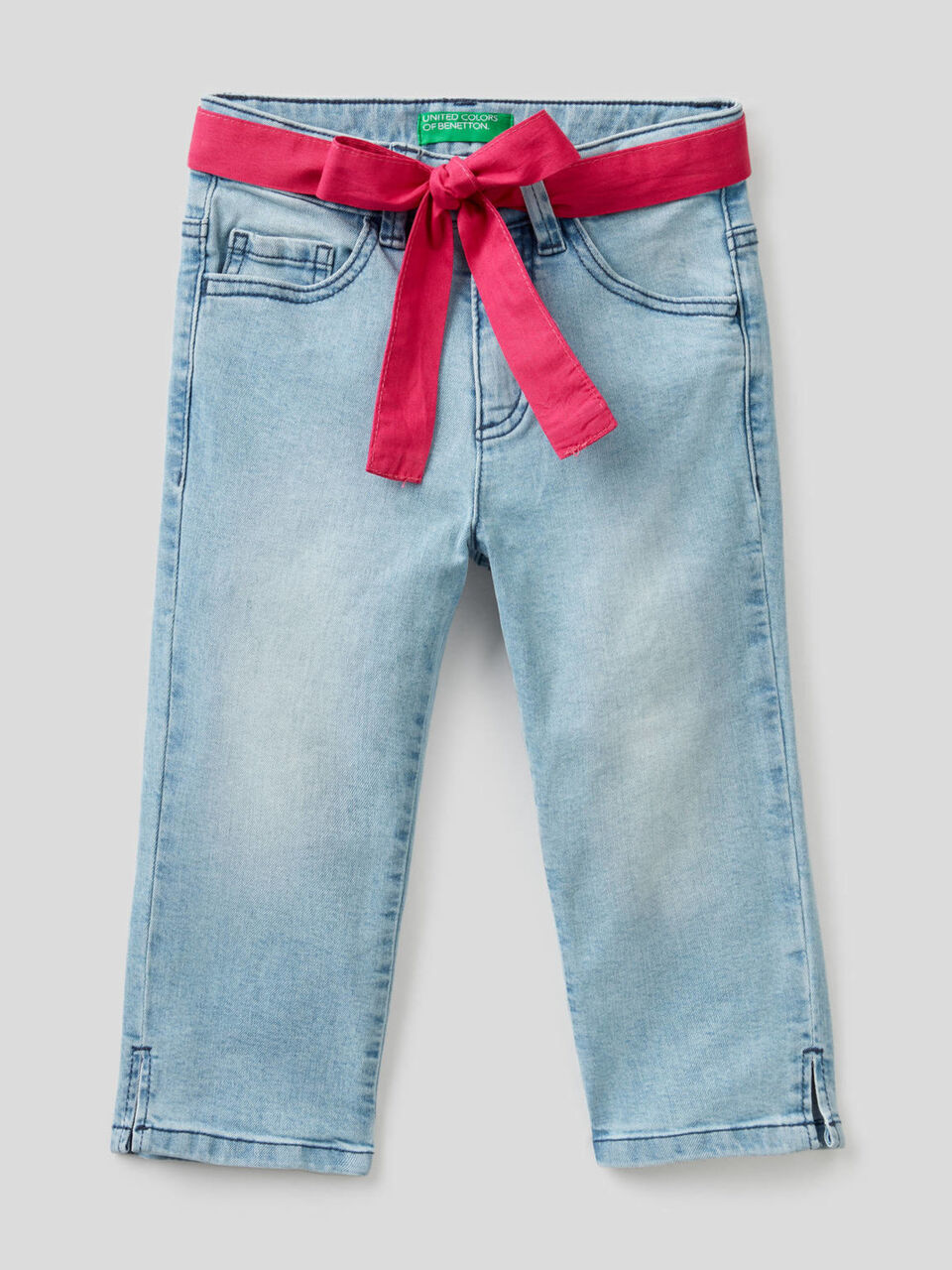 Stretchige Jeans mit Gürtel aus Stoff image number 1