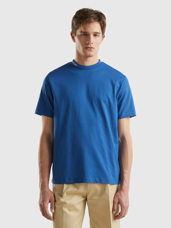 T-shirt blu con ricamo sul collo Uomo