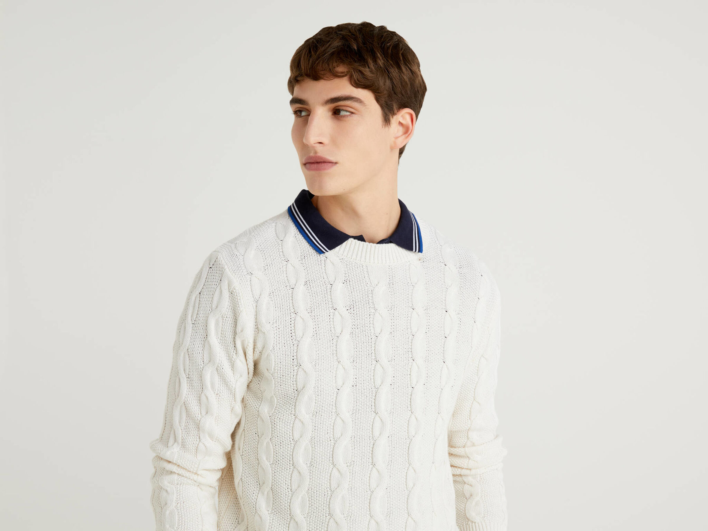 Pullover mit Rundausschnitt und Flechtmuster Herren image number 2