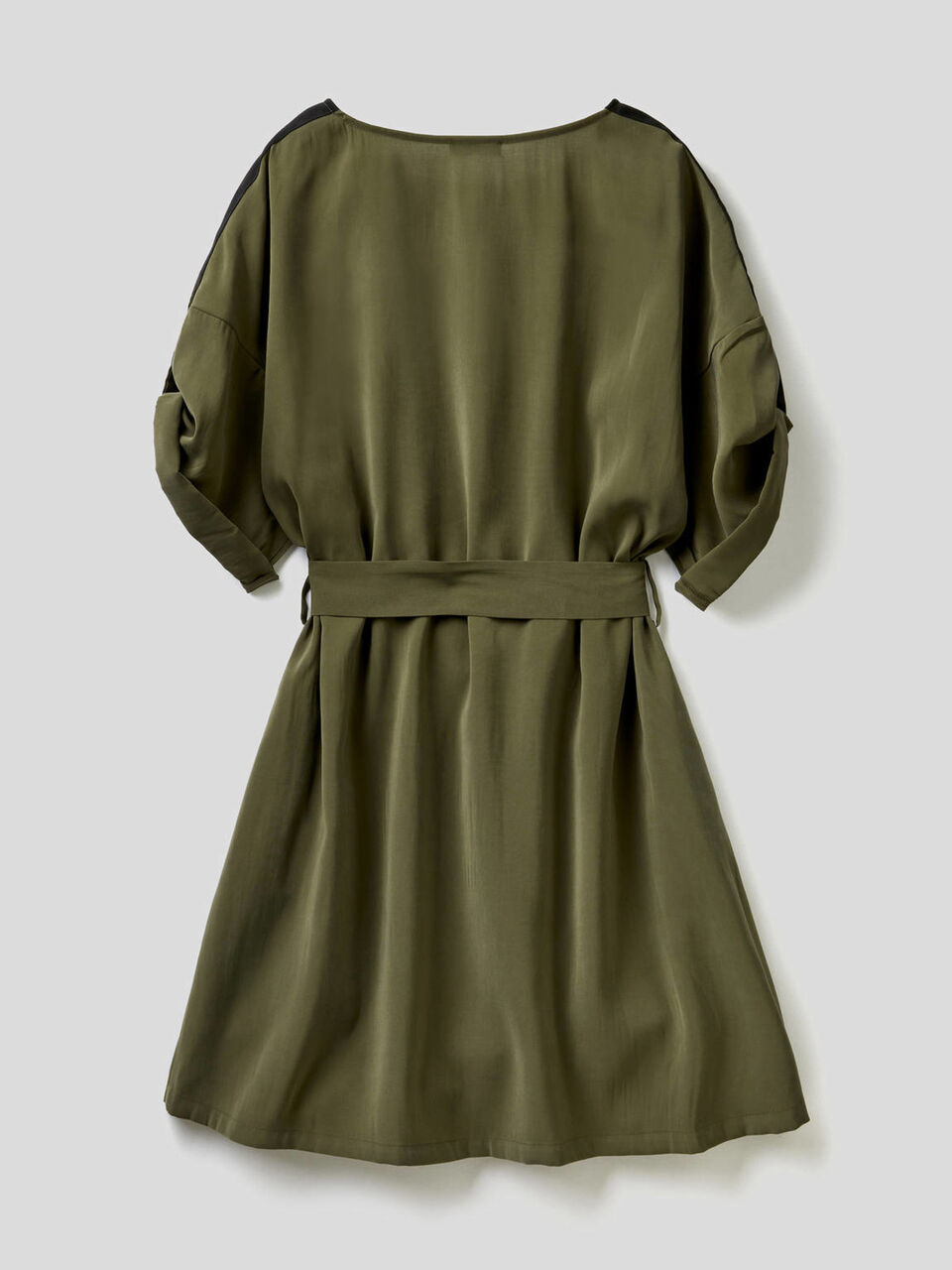 Kurzes Kleid mit Gürtel image number 2