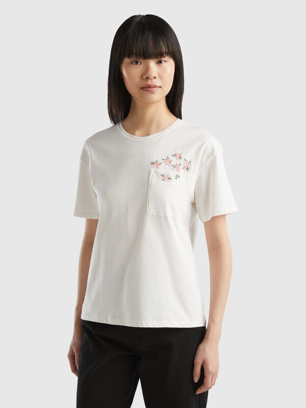 T-shirt with pocket and embroidery Women