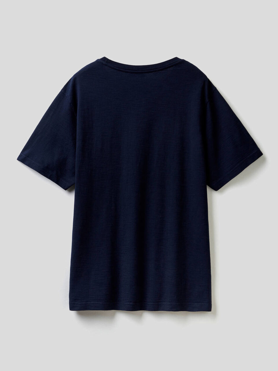 T-Shirt mit Tasche im Kontrast image number 2