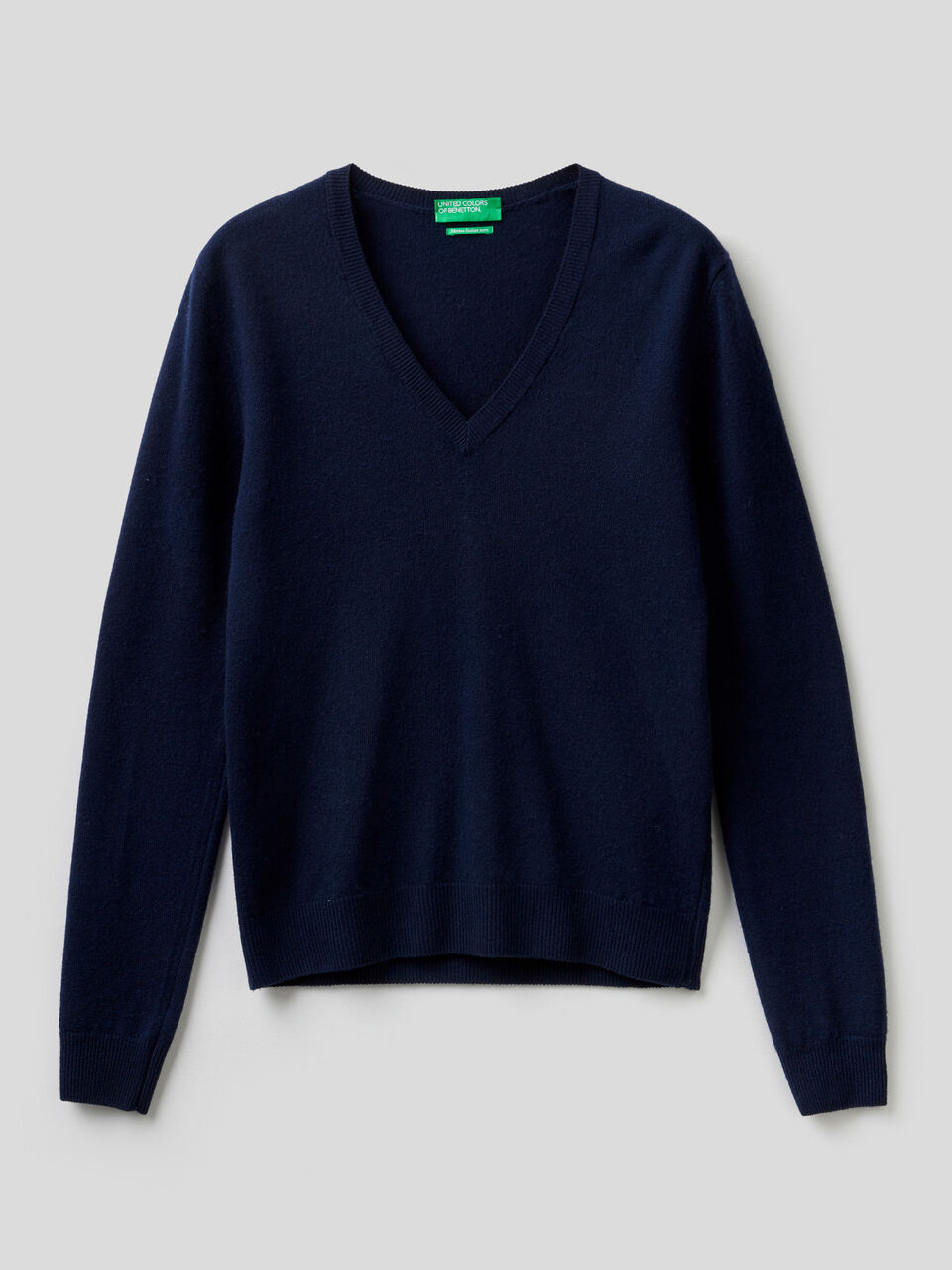 Pull avec col en V en pure laine vierge image number 1