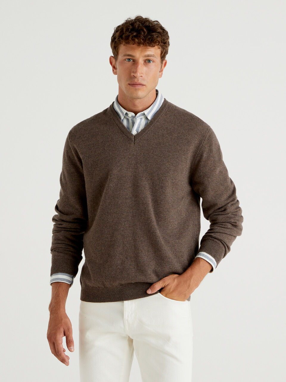 Brauner Pullover aus Merinowolle mit V-Ausschnitt