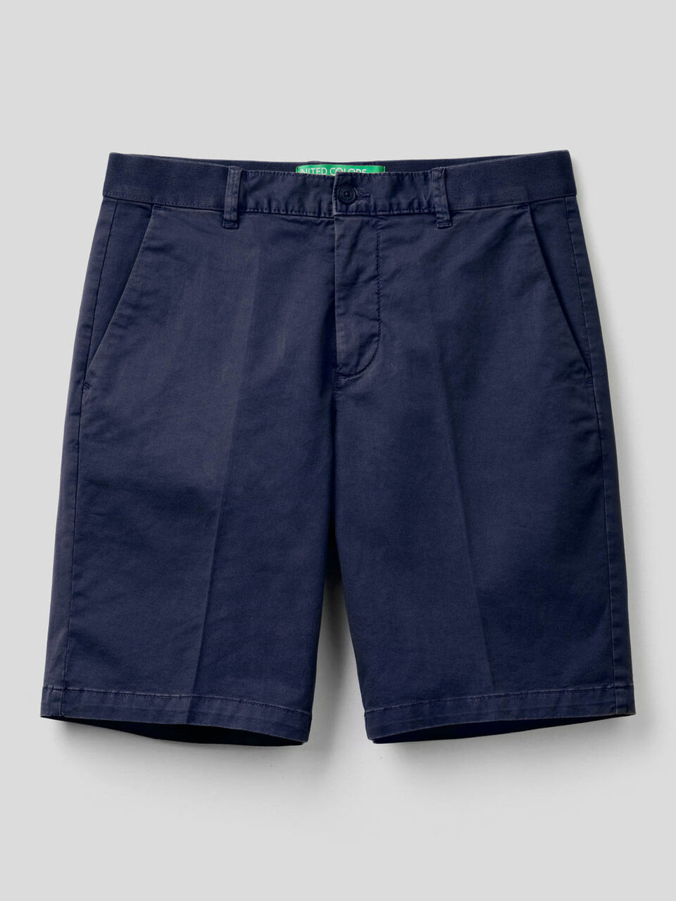 Chino model bermudas image number 1