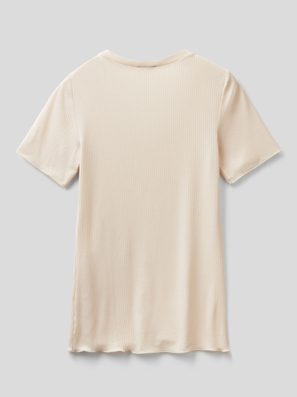 T-Shirt mit V-Ausschnitt im Rippenmuster image number 2