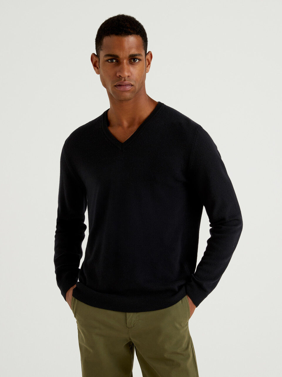 Pull noir col en V en pure laine Mérinos