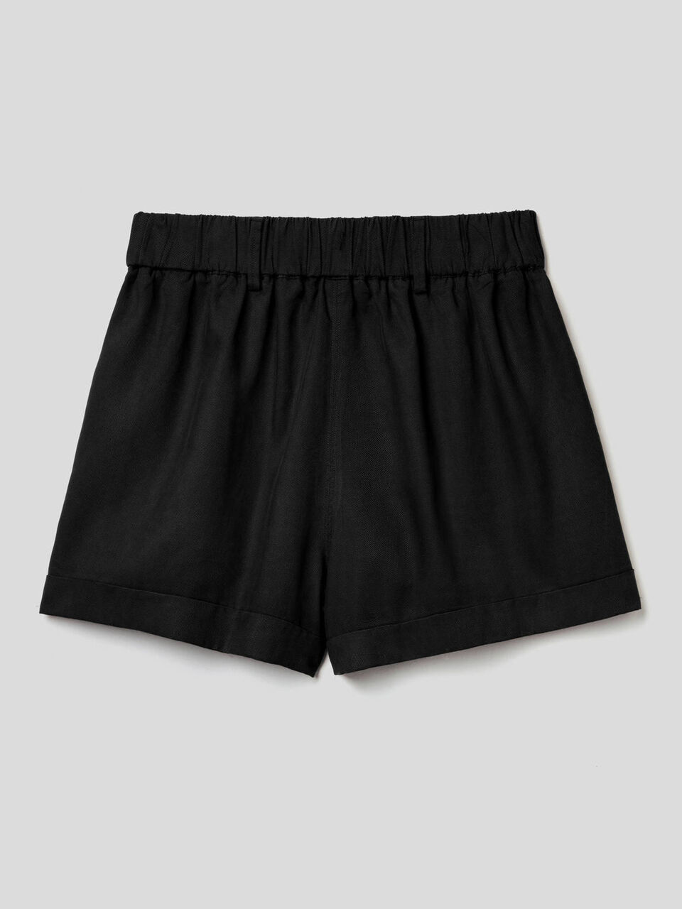 Einfarbige Shorts mit Aufschlag image number 2