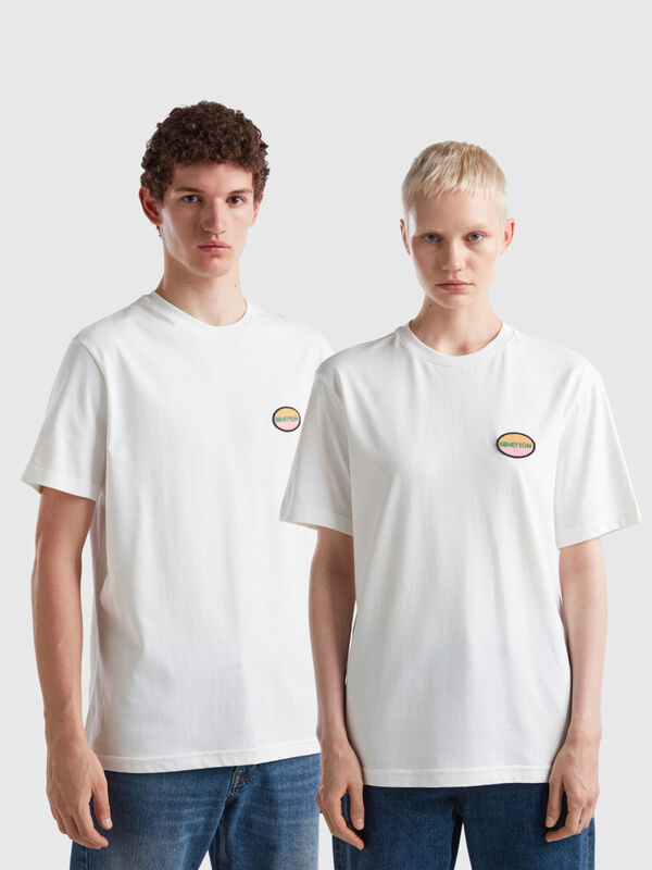 T-Shirt in Weiß mit Aufnäher