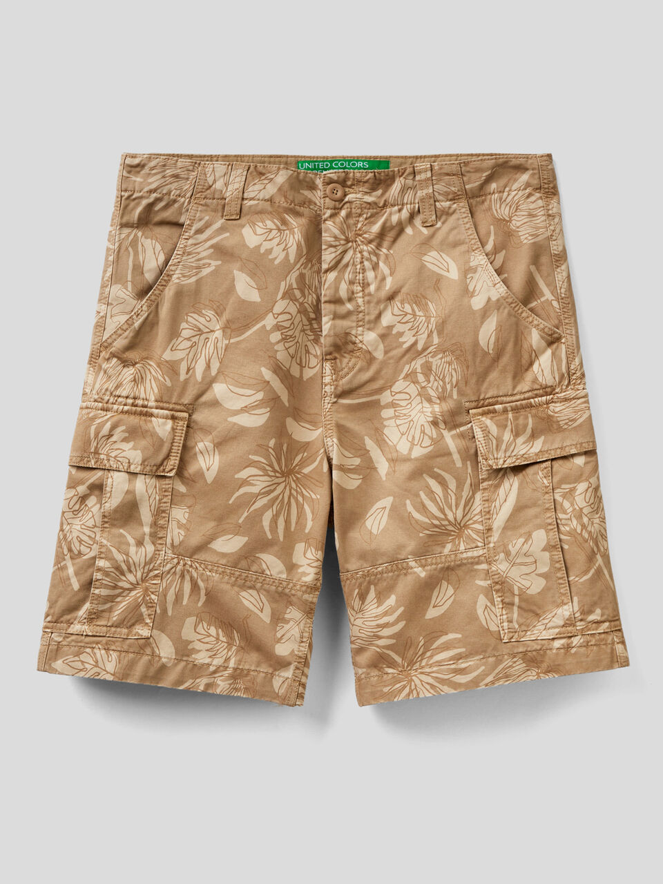 Cargo Bermudas with tropical print image number 1