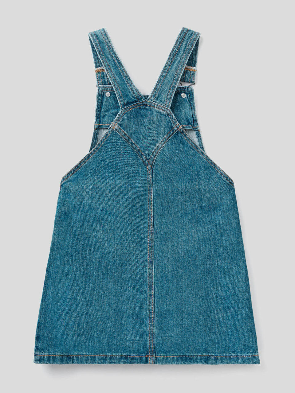 Latzkleid aus Denim in 100% Baumwolle image number 2
