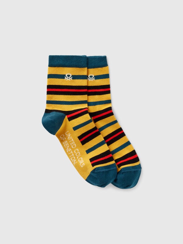 Mehrfarbig gestreifte Socken