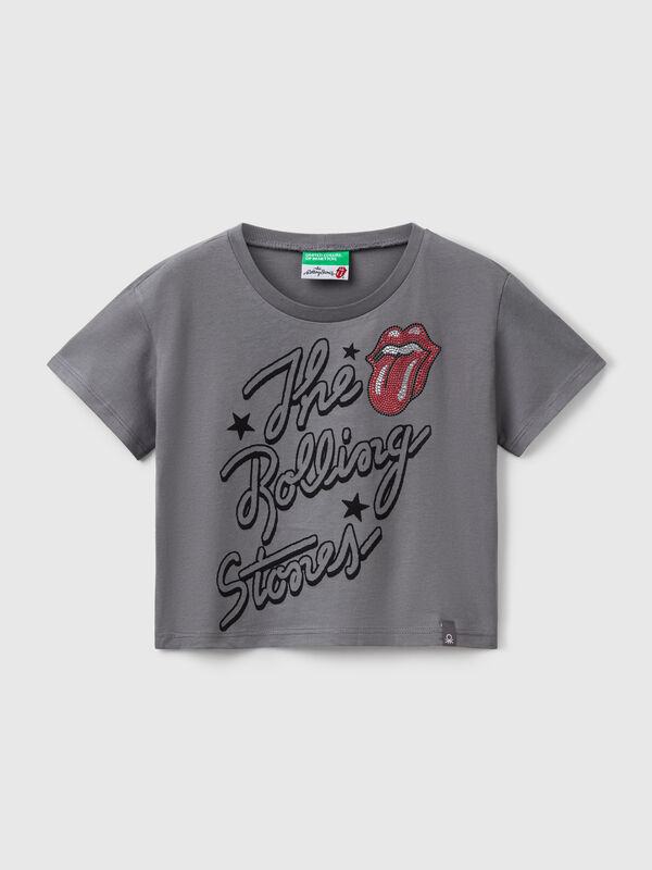 Kurzes T-Shirt mit der Aufschrift „The Rolling Stones“. Mädchen