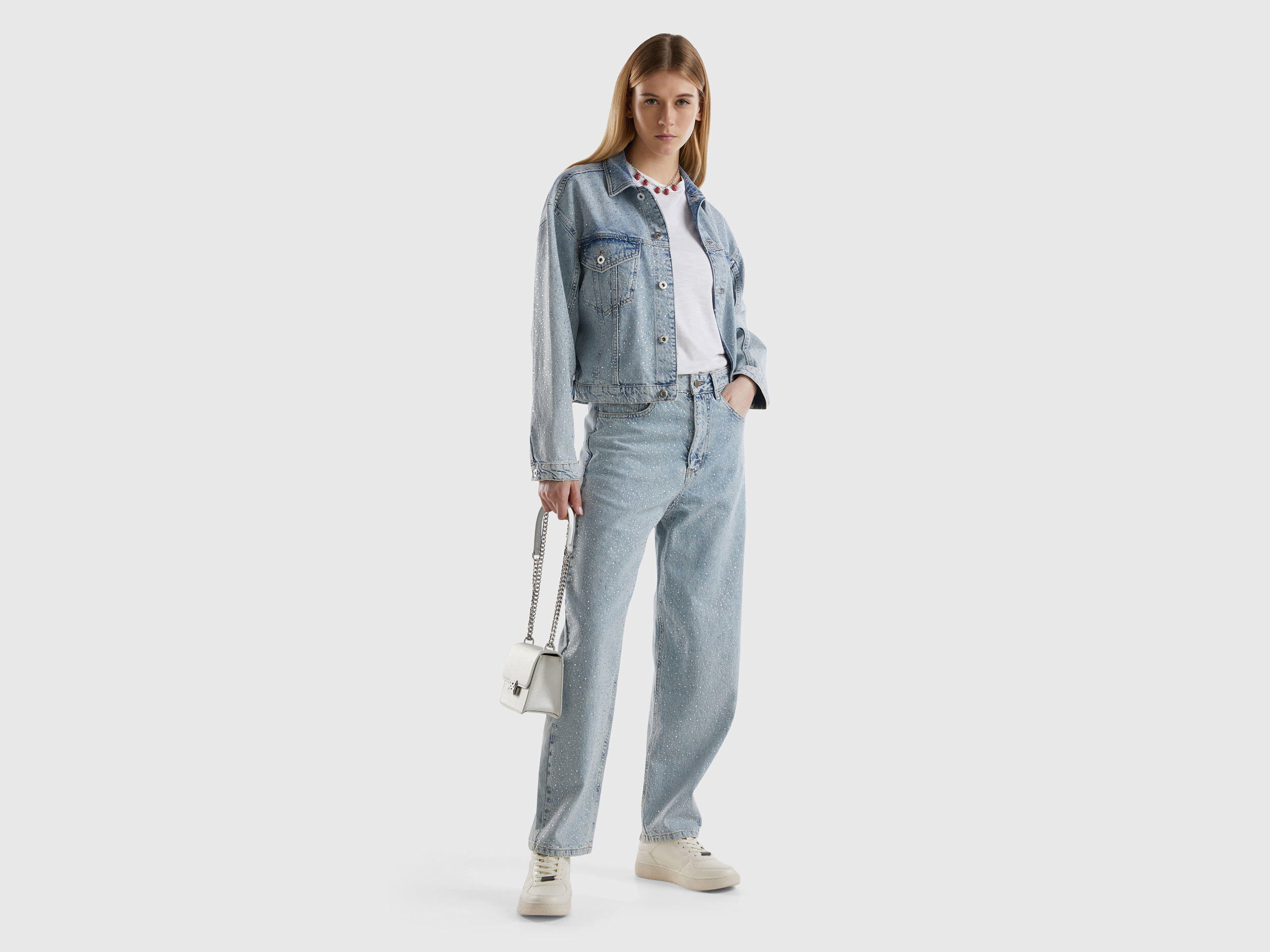 Jeans coupe carrot avec strass Bleu Clair Benetton