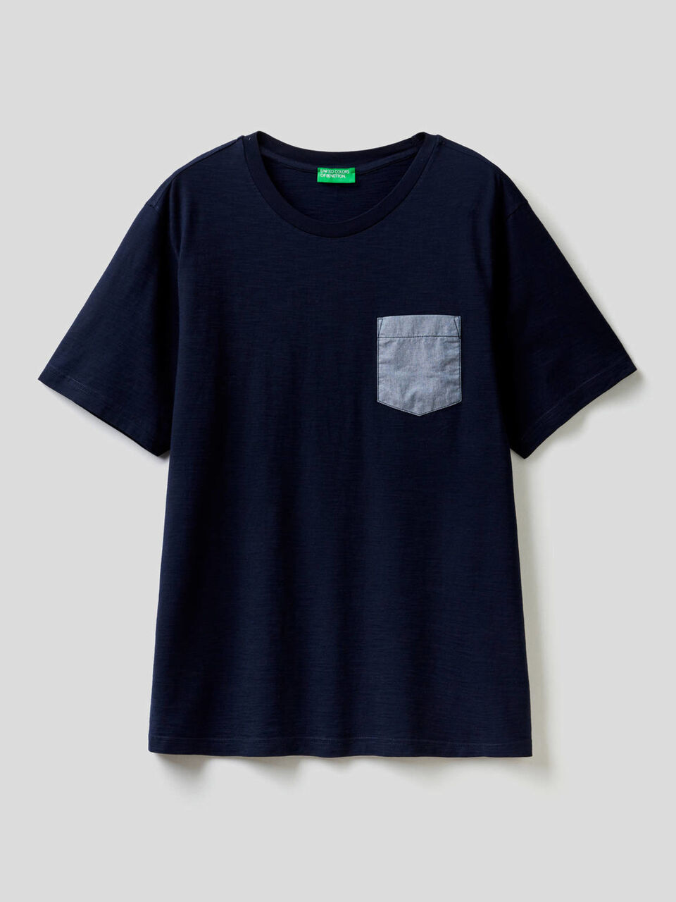 T-Shirt mit Tasche im Kontrast image number 1