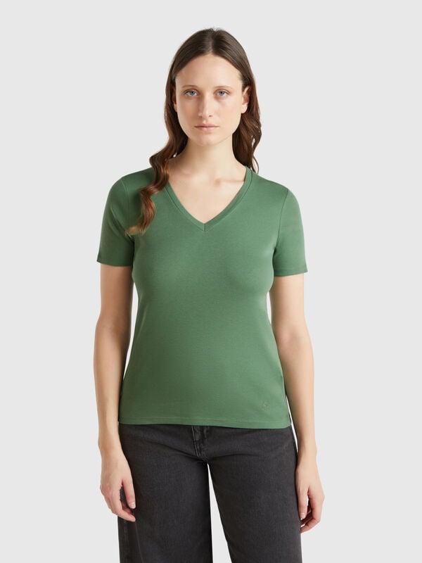 T-Shirt in Tannengrün aus reiner Baumwolle mit V-Ausschnitt Damen