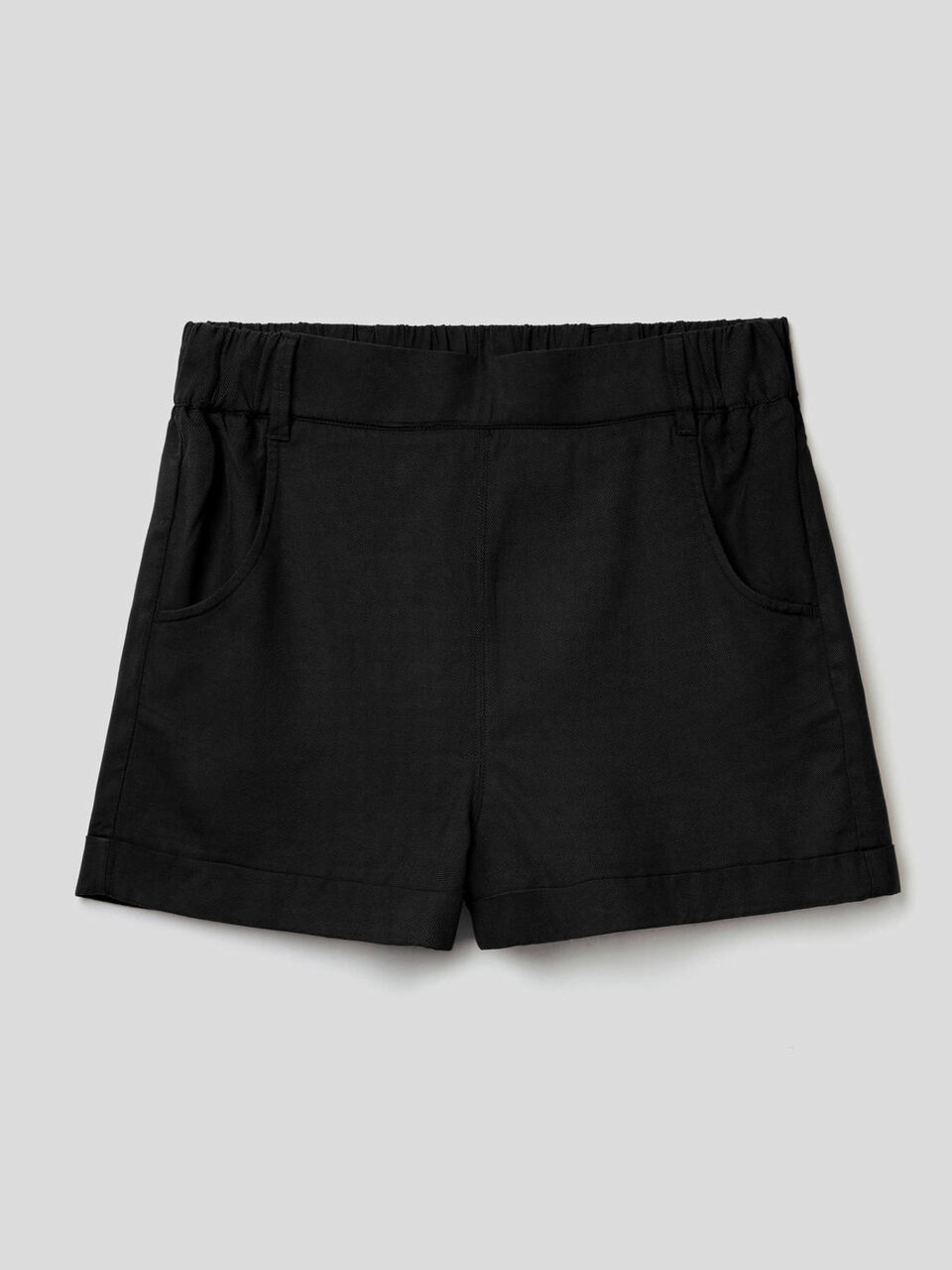 Einfarbige Shorts mit Aufschlag image number 1