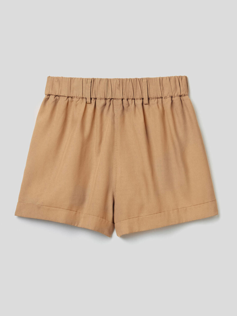 Shorts tinta unita con risvolto image number 2