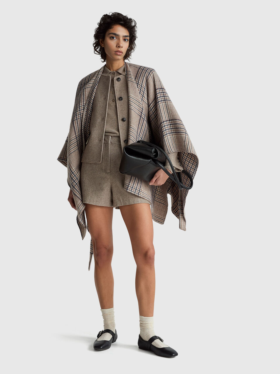 SHORTS Women image number null