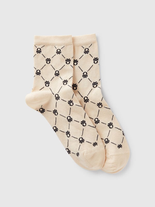 Cremefarbene Socken mit Logos
