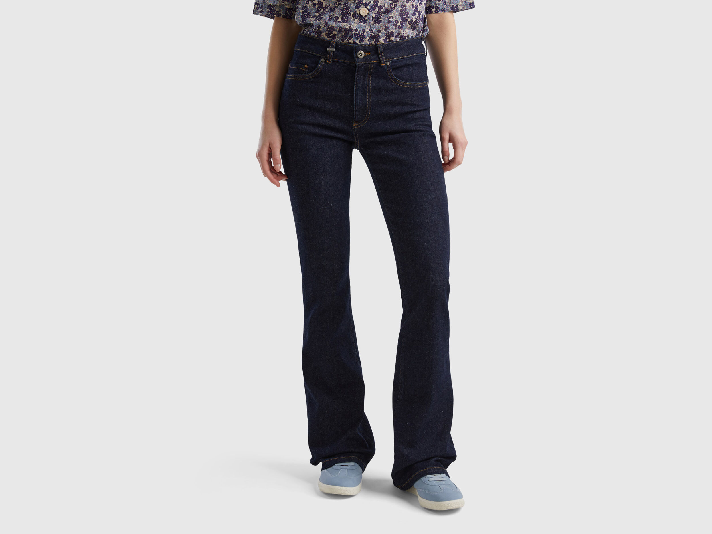 Jeans elasticizzati a zampa outlet