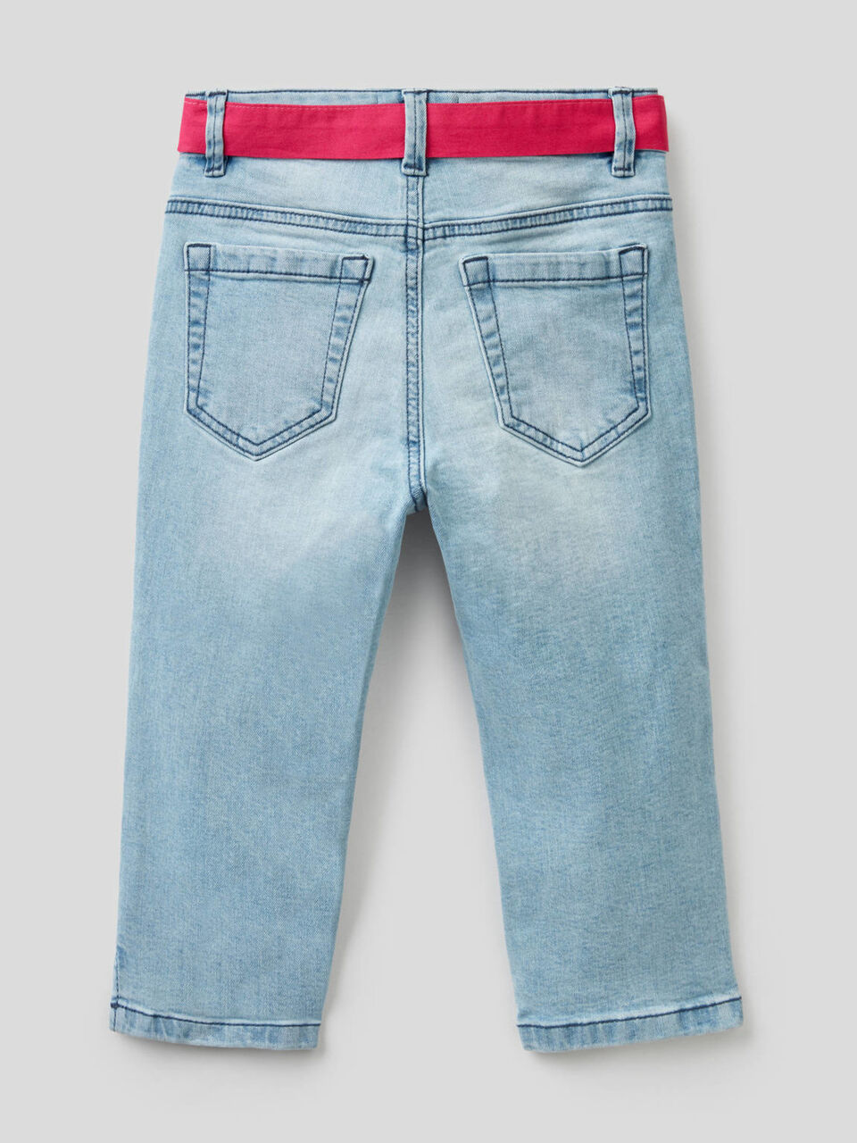 Stretchige Jeans mit Gürtel aus Stoff image number 2