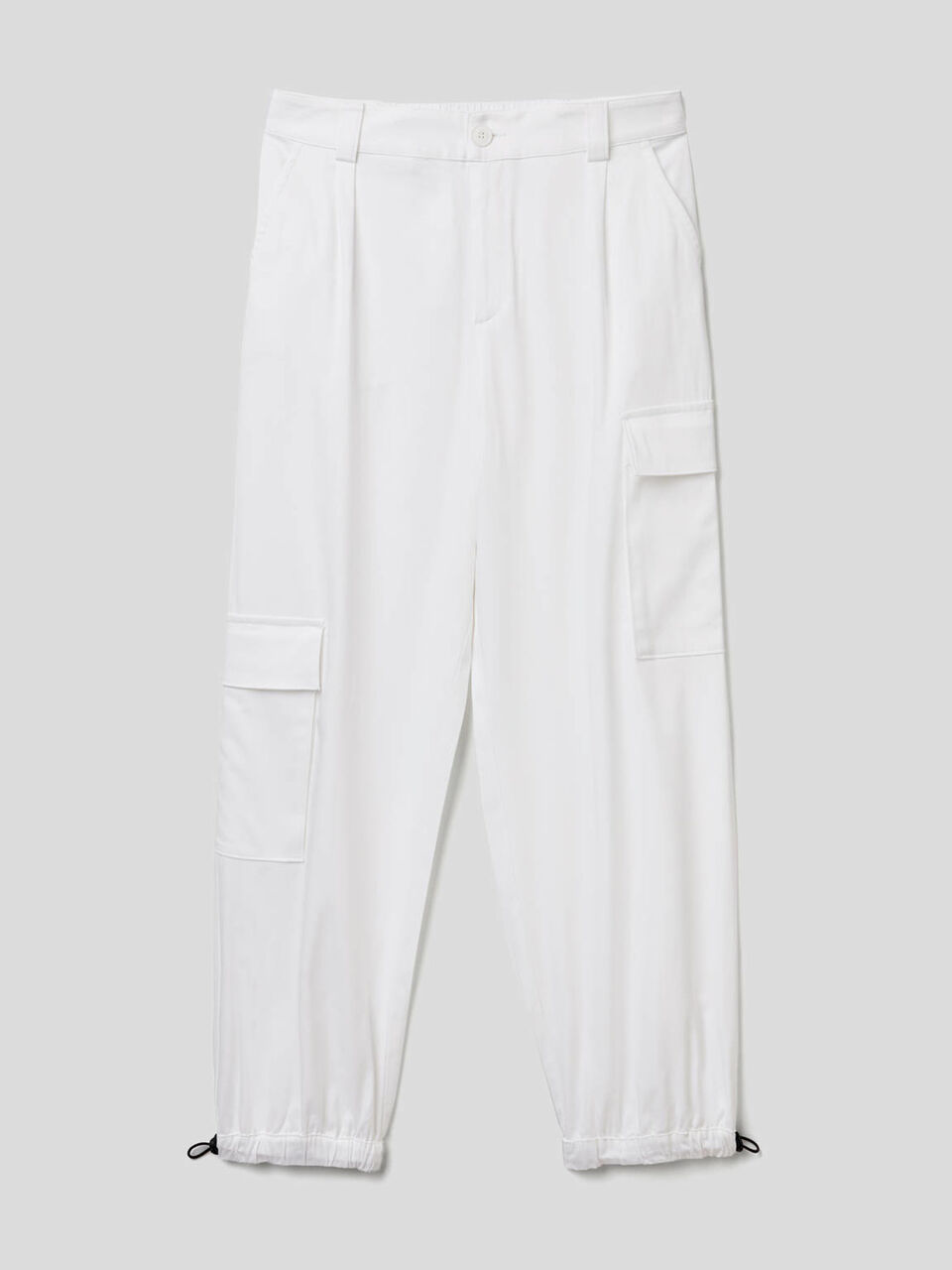 Cargohose mit asymmetrischen Taschen image number 1
