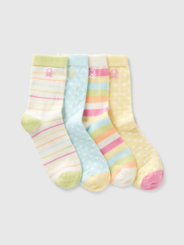 Vier Paar gemusterte Socken Jungen