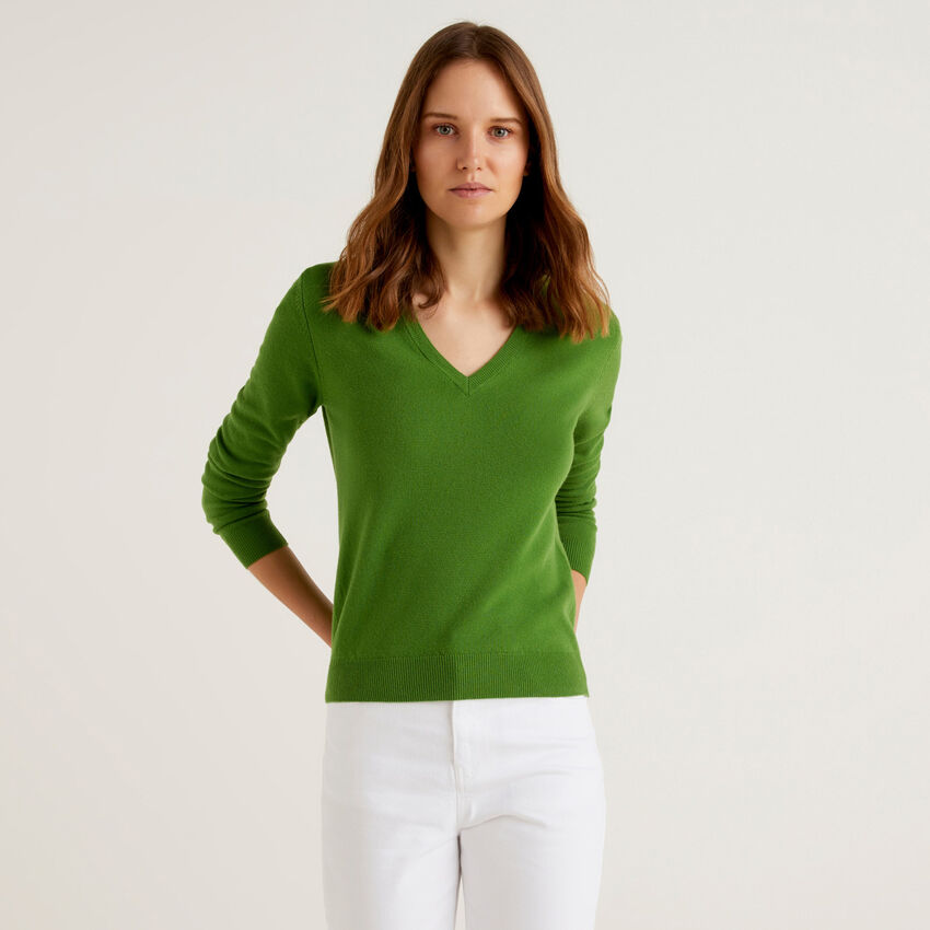 Green V-neck sweater in pure Merino wool