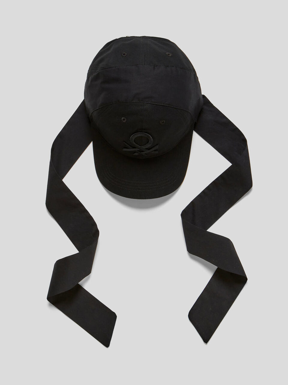 Hat with brim and bow image number 1