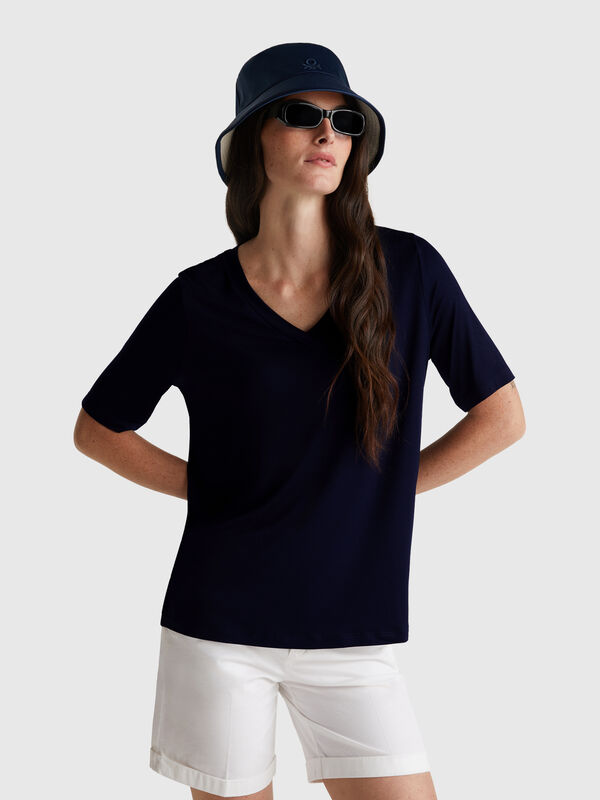 T-shirt scollo a V in viscosa stretch Donna