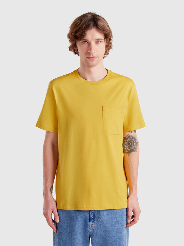 T-shirt jaune moutarde en coton bio à petite poche Homme