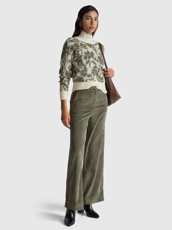 Pantalon évasé en velours Pantalon évasé en velours Femme