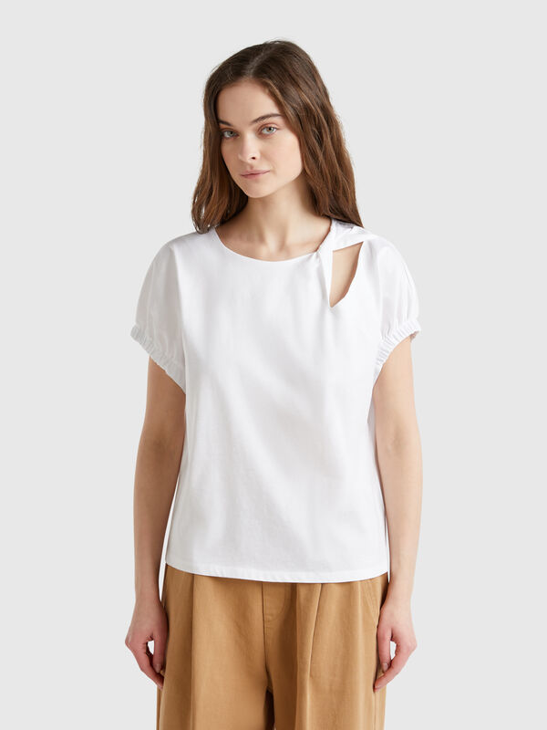 Maglietta con nodo e cut out Donna