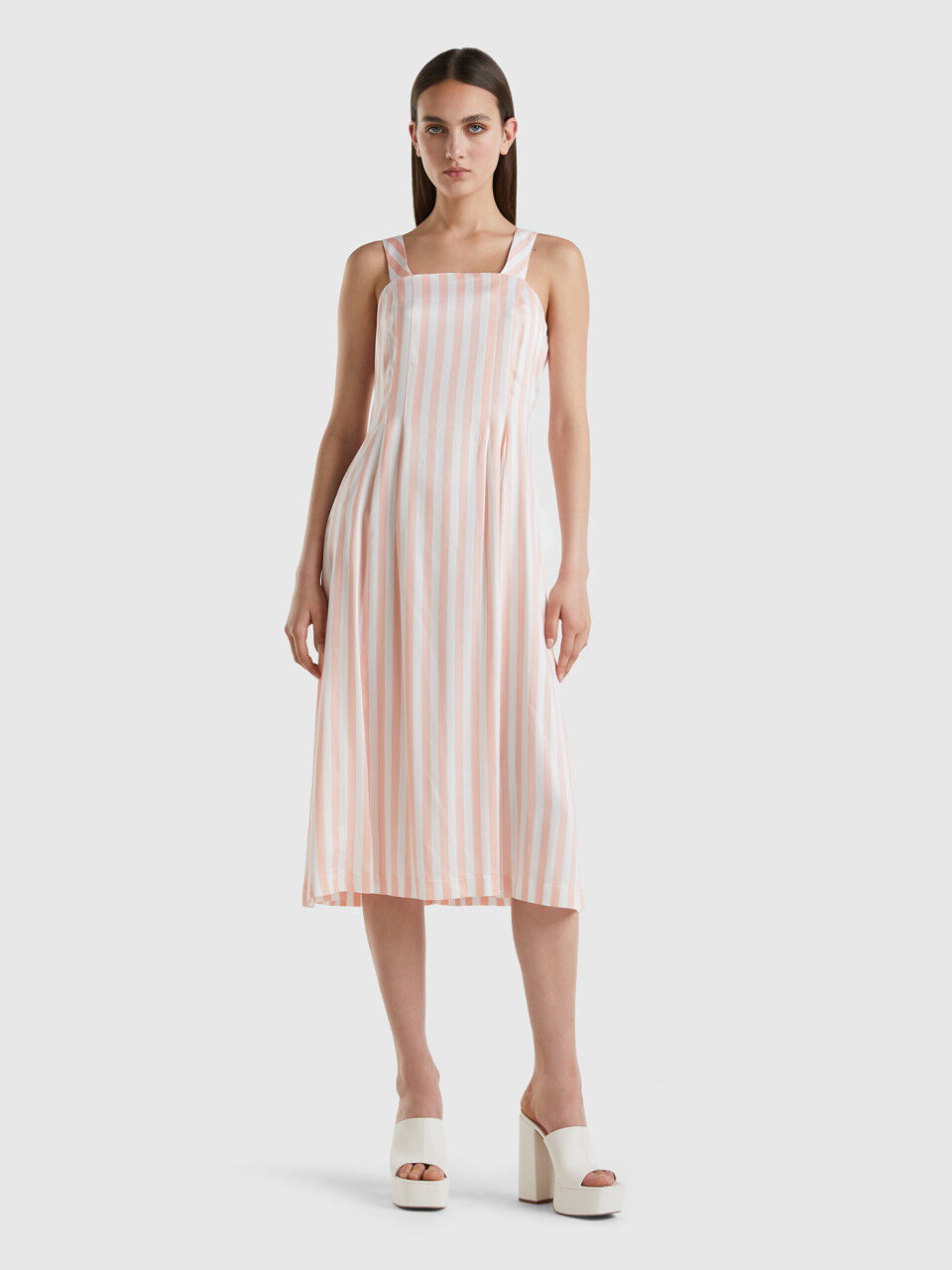 Vestito fluido con stampa a righe