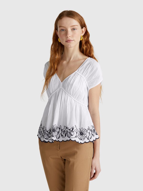 Blusa a manica corta con ricami floreali Donna