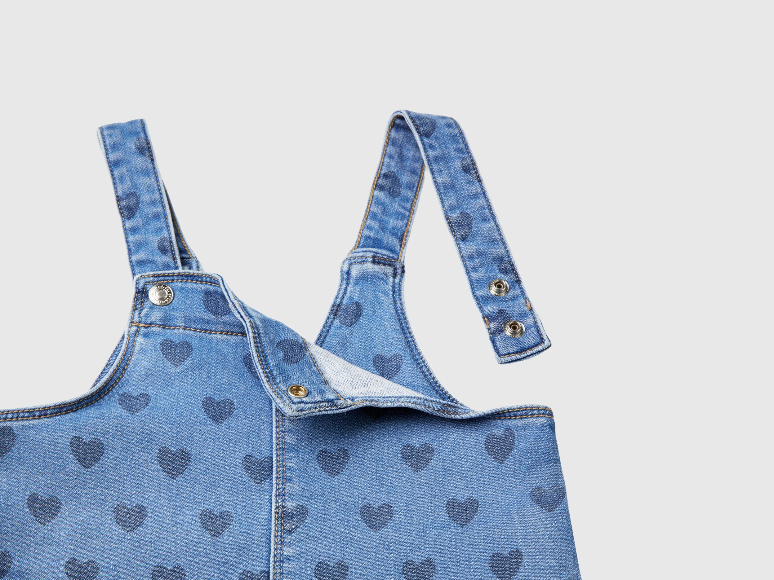 Gonna salopette di jeans con cuori Blu Benetton