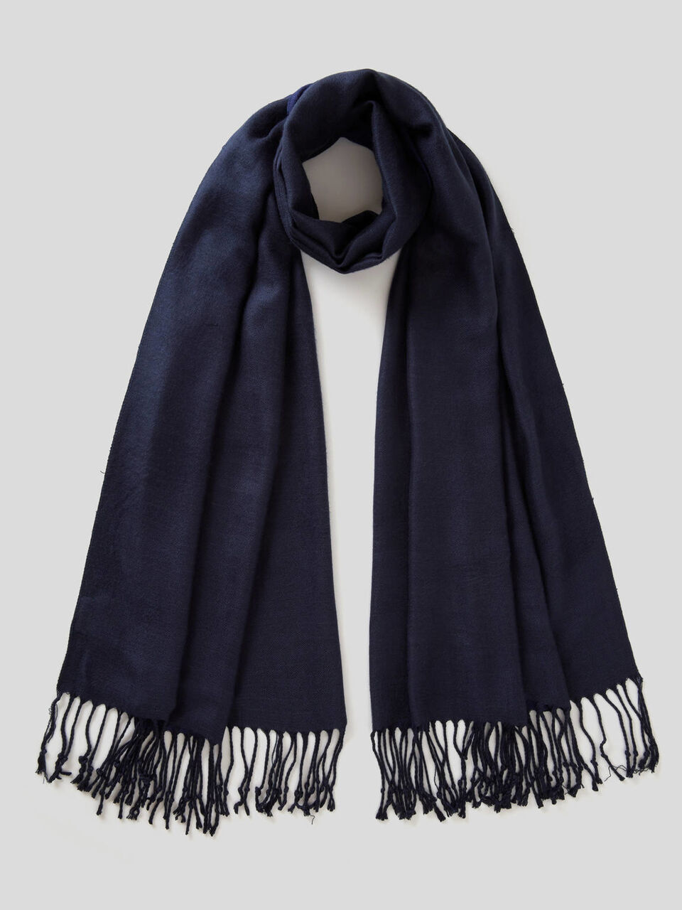 Two-tone scarf with fringe image number 1
