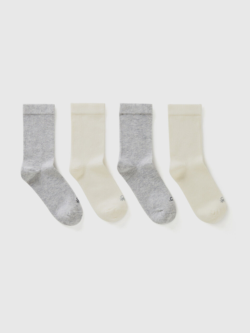 Quattro paia di calze bianche e grigie
