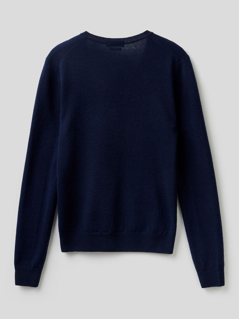 Pull avec col en V en pure laine vierge image number 2