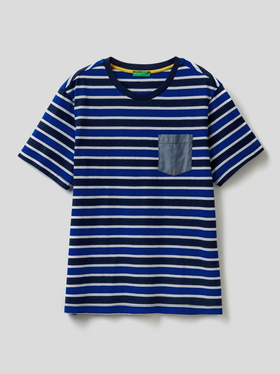 Gestreiftes T-Shirt mit Tasche im Kontrast image number 1