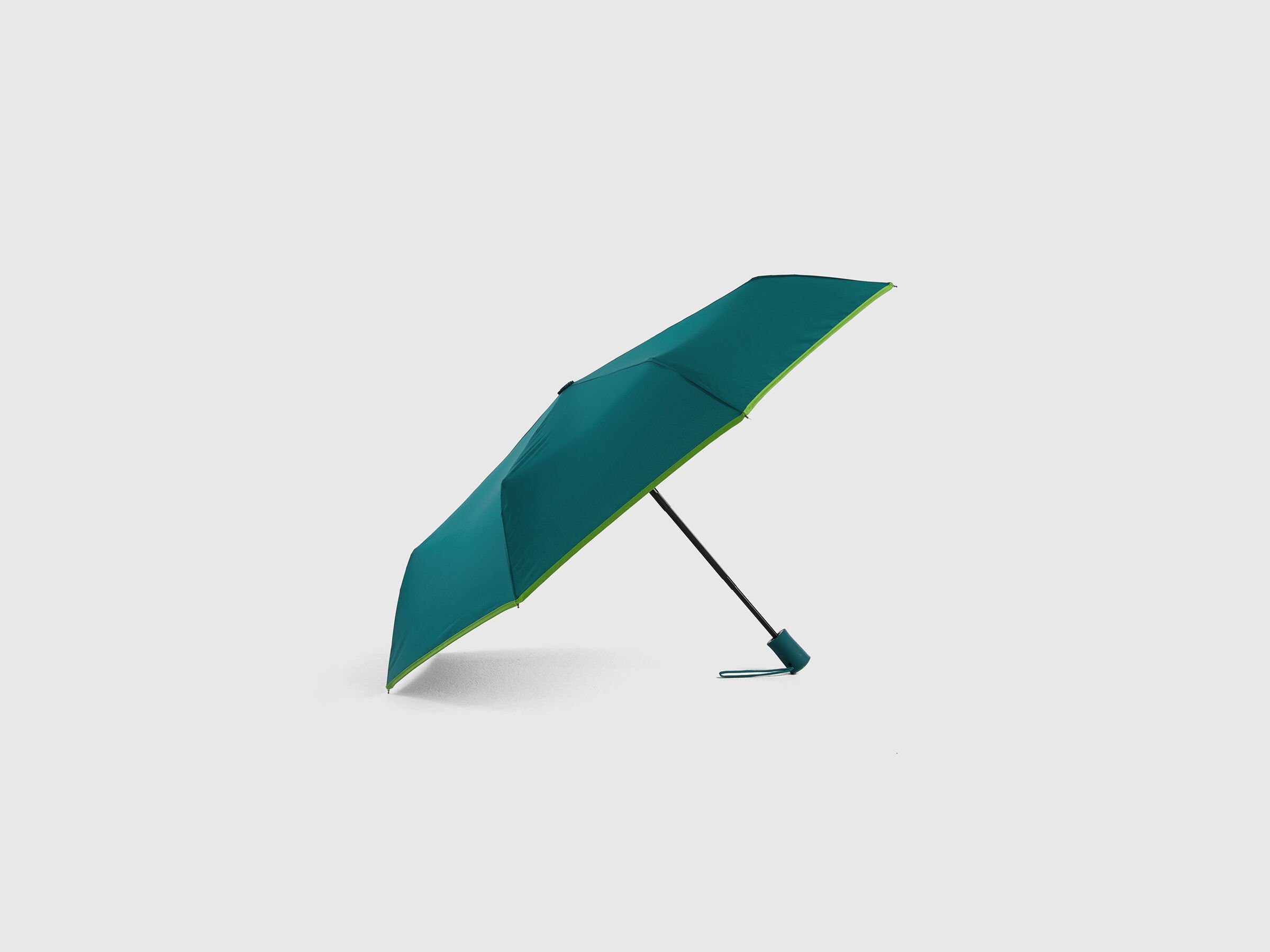 Parapluie vert forêt image number 2