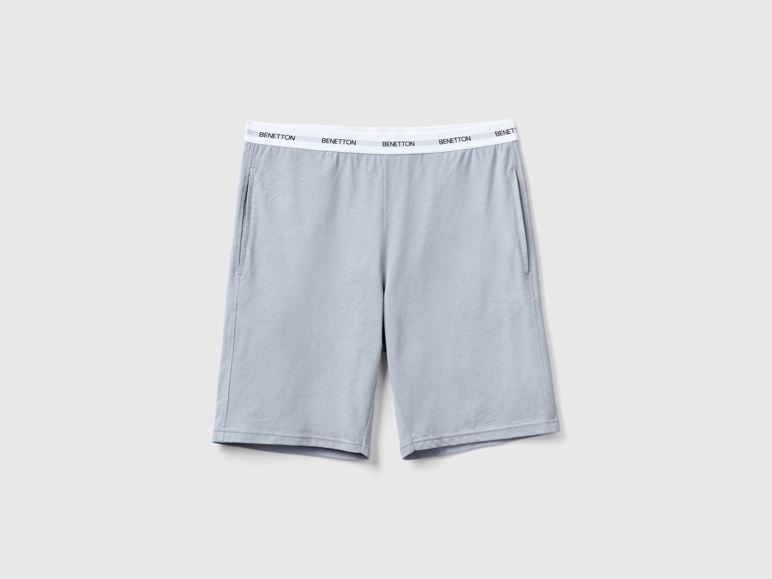 Benetton sale pantaloni corti